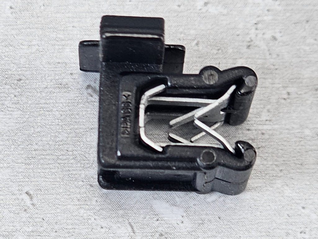 MCLAREN CABLE TIE CLIP EDGE CONNECTOR 00RG040