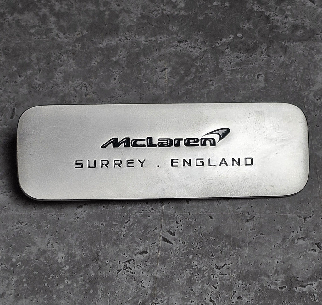 MCLAREN 2023 ARTURA SURREY ENGLAND DASHBOARD BADGE 16NA945CP