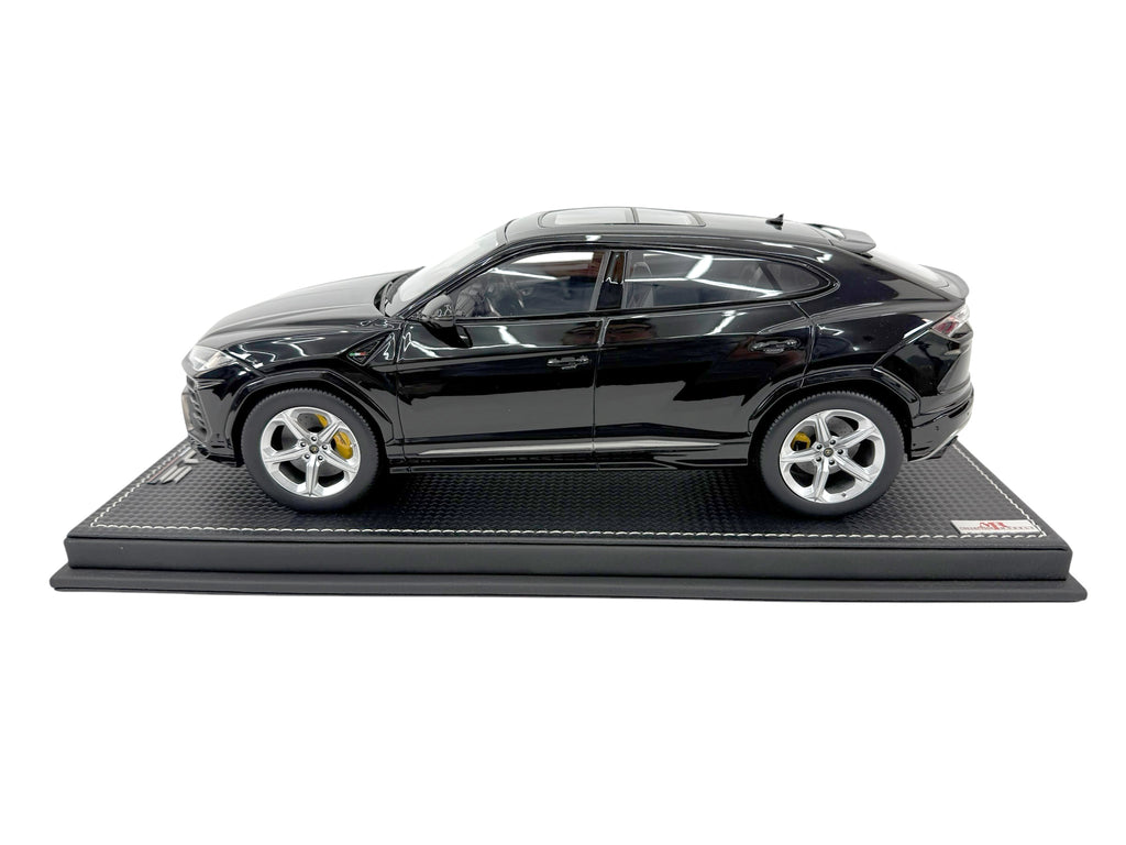 LAMBORGHINI URUS 1:18 MODEL CAR ( NERO HELENE)