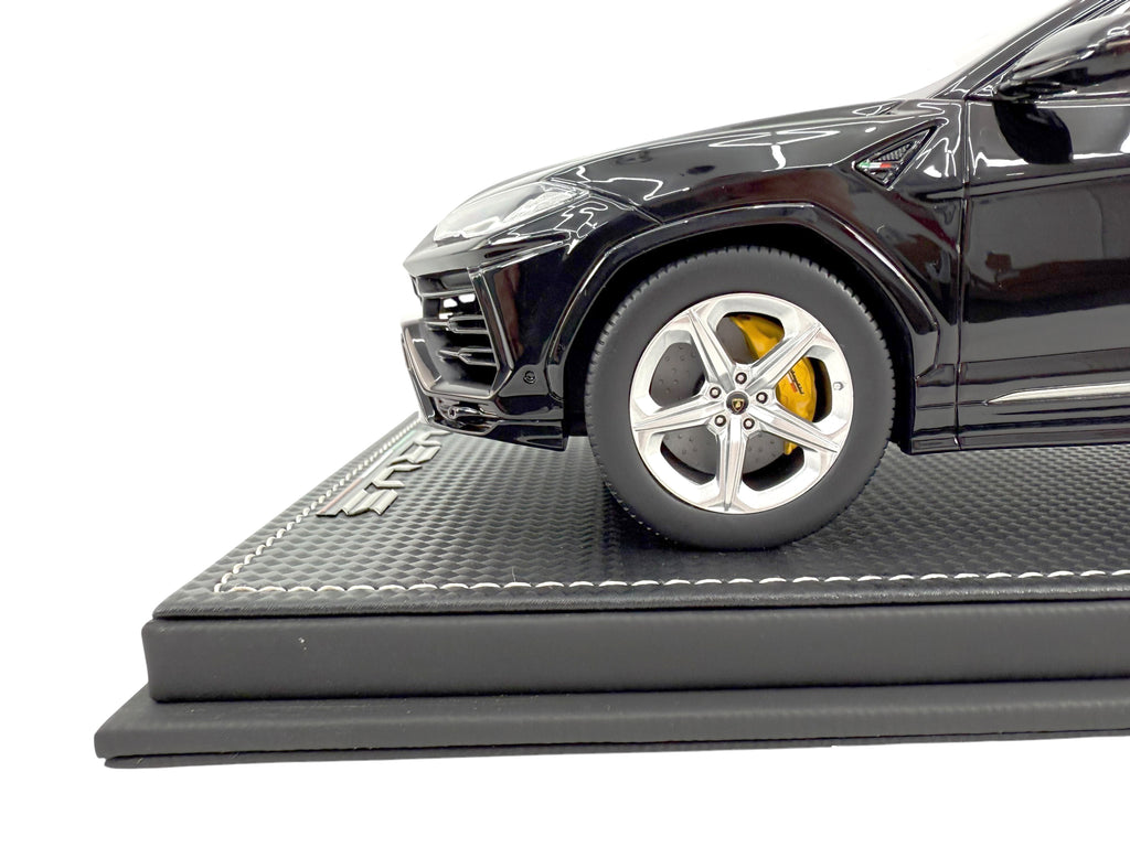 LAMBORGHINI URUS 1:18 MODEL CAR ( NERO HELENE)