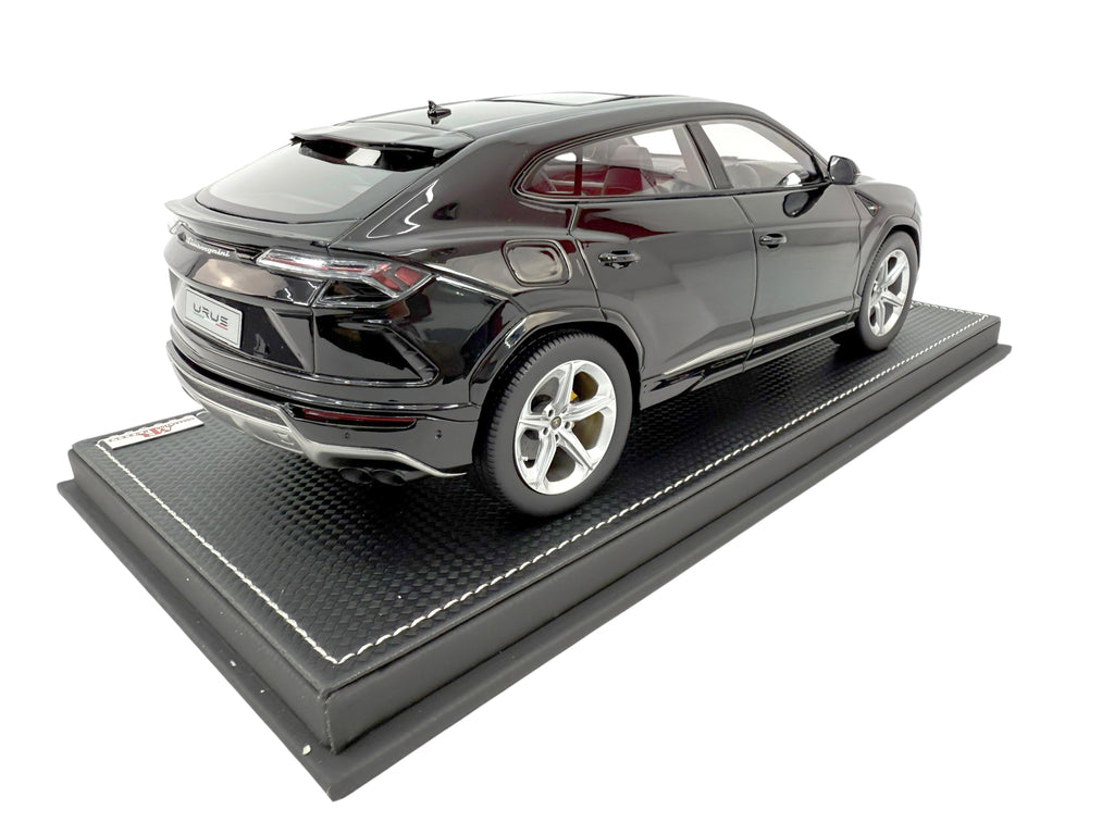 LAMBORGHINI URUS 1:18 MODEL CAR ( NERO HELENE)