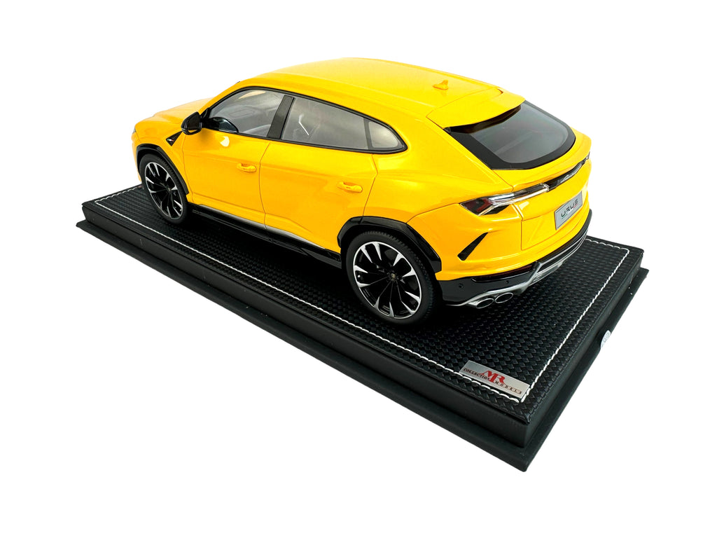 LAMBORGHINI URUS 1:18 MODEL CAR (GIALLO ORION)